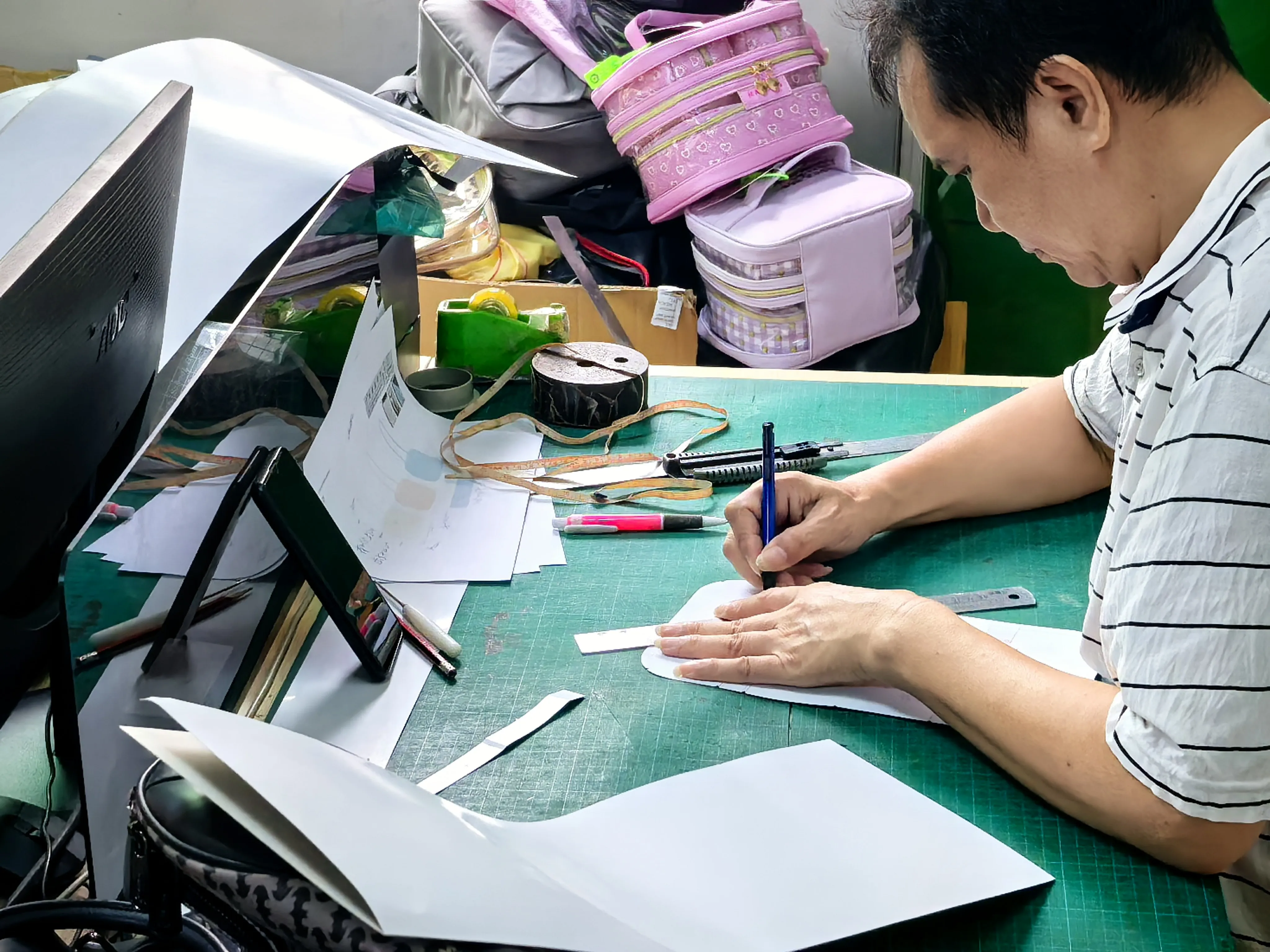 GZ Dreamway master pattern maker drafting precision bag paper patterns using a steel ruler and cutting mat