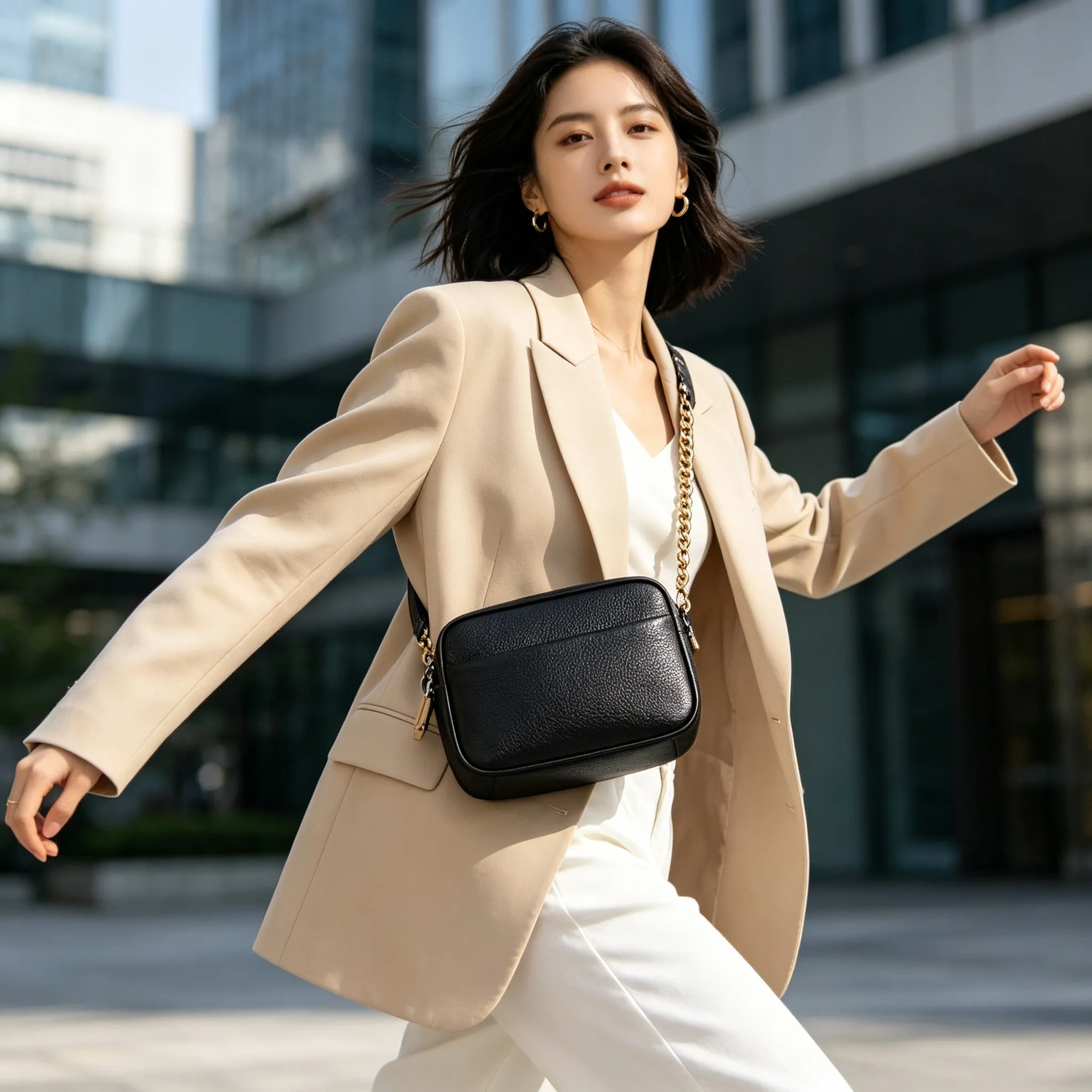 Woman commuting in the city wearing a black Model 63047 unisex urban shoulder bag